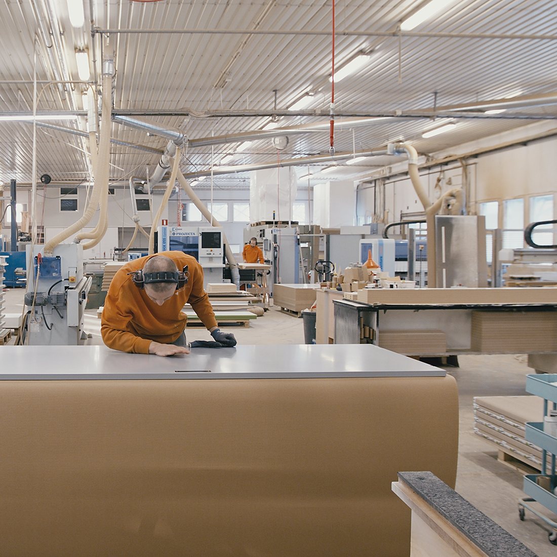 Kalusteiden valmistusta omalla tehtaalla